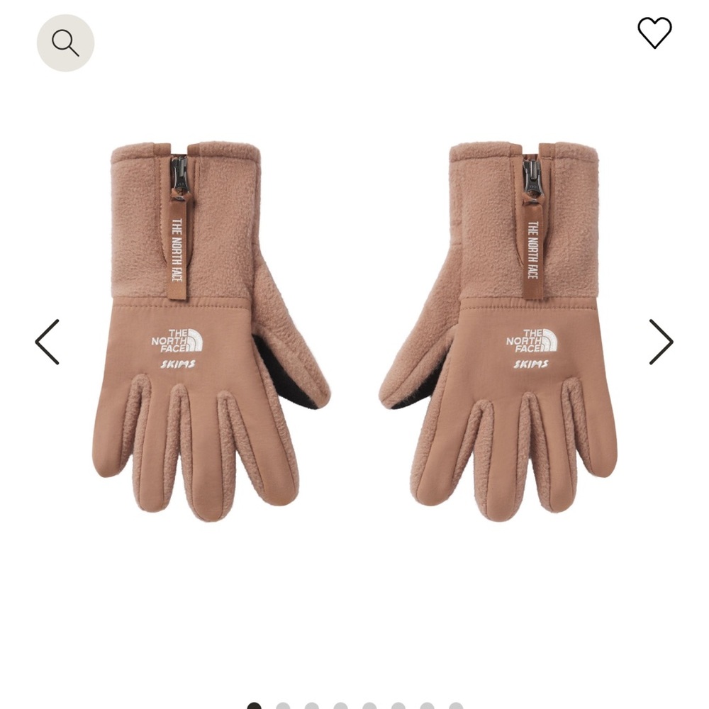THE NORTH FACE X SKIMS RETRO DENALI FLEECE GLOVES. SIENNA. SIZE M